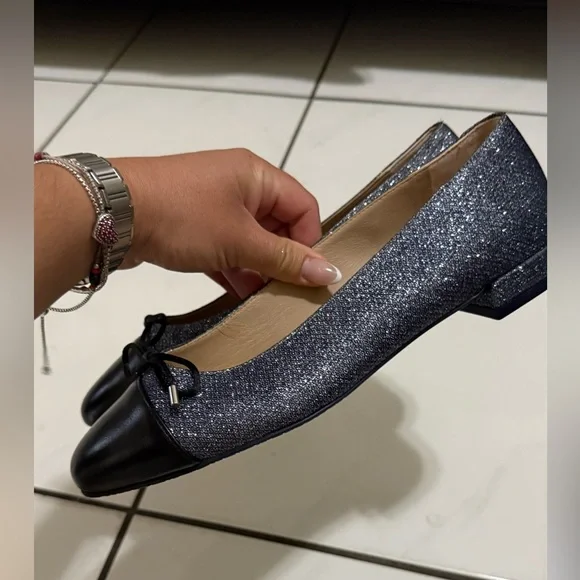 Stuart Weitzman
Sleek Bow Leather-Trimmed Sparkle Mesh Flats/ Size 8/ Like New - Picture 6 of 8